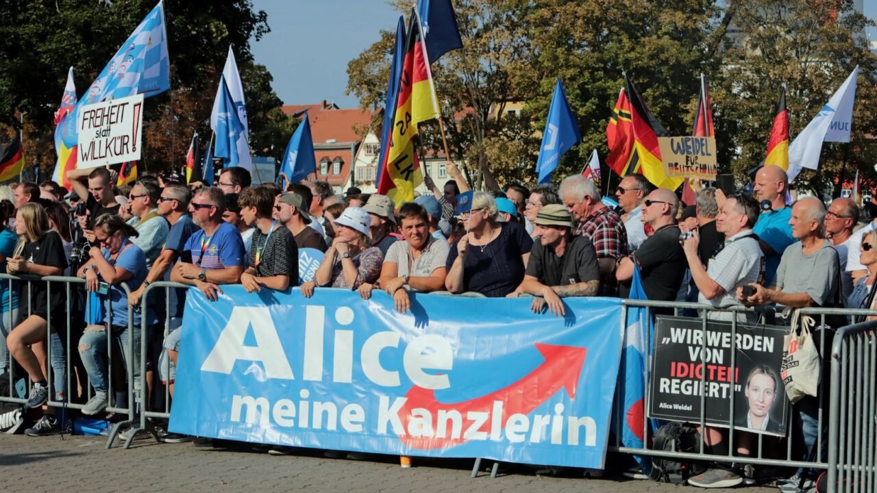 240831_AfD-Wahlk-Abschluss_Alice Weidel Fan-Block_269A0546